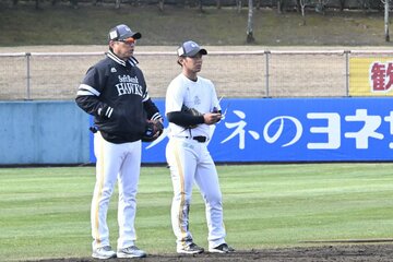 今宮(右)と話をする小久保監督