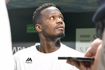 報道陣の取材に応じたソフトバンク・モイネロ