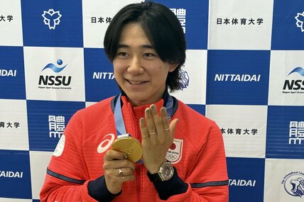金メダルと結婚指輪を見せる戸塚優斗