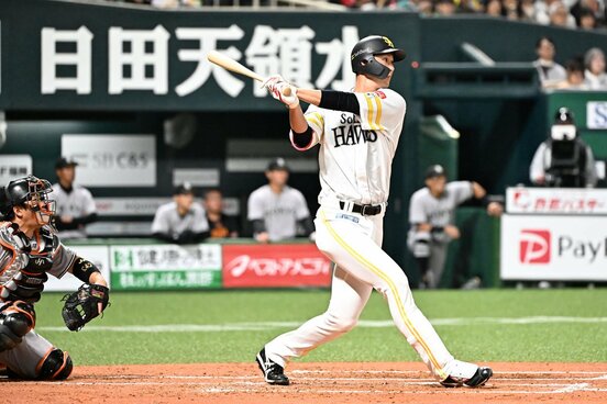 初回、満塁弾を放ったソフトバンク・秋広　