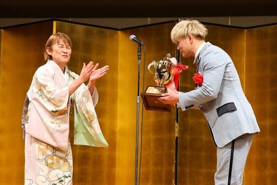 山田邦子からトロフィーを受け取る清宮海斗