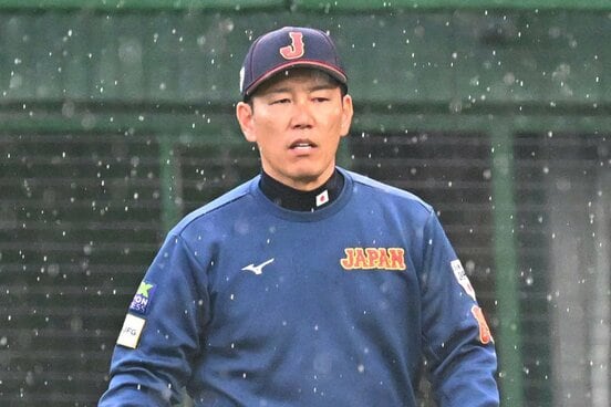 雨の中で戦況を見守る井端弘和監督