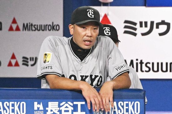 ベンチで渋い表情の巨人・阿部監督