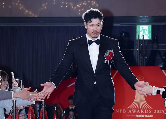 レッドカーペットを歩く阪神・佐藤輝明