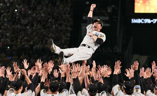 優勝セレモニーで胴上げされる藤川監督