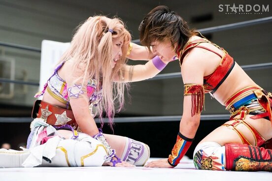 朱里（右）に勝利した中野たむ（ⓒＳＴＡＲＤＯＭ）