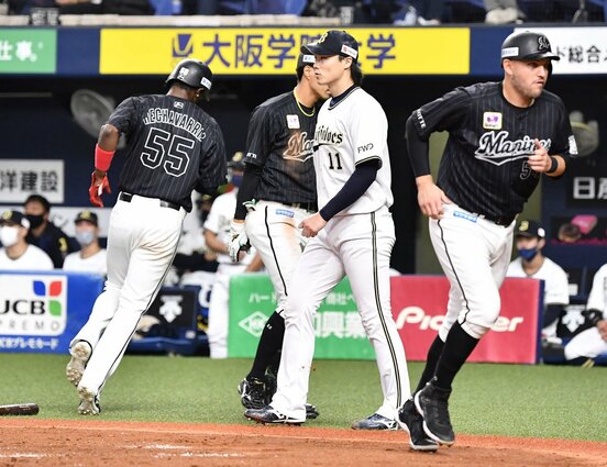  3回にレアード(右)らの生還を許し呆然とする山崎福(中)(東スポWeb)