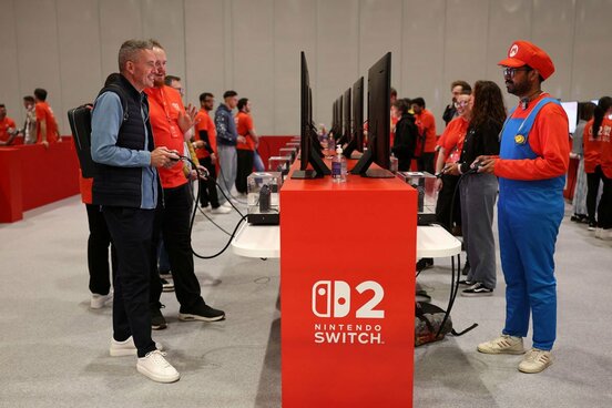 任天堂スイッチ２で遊ぶ人々（ロイター）