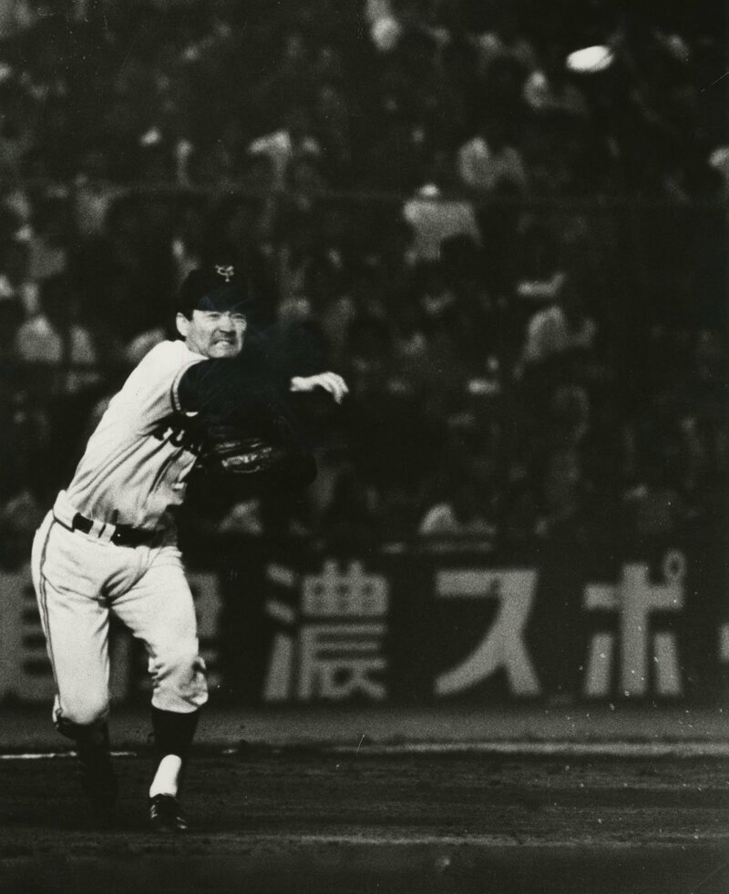 写真：三塁守備で見せる長嶋茂雄さんの右手指ヒラヒラ「人生は波」を
