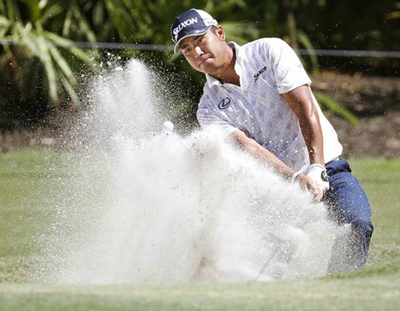  １２番ホール、バンカーショットを放つ松山（ロイター＝USA TODAY Sports）