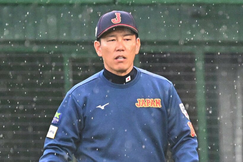 雨の中で戦況を見守る井端弘和監督