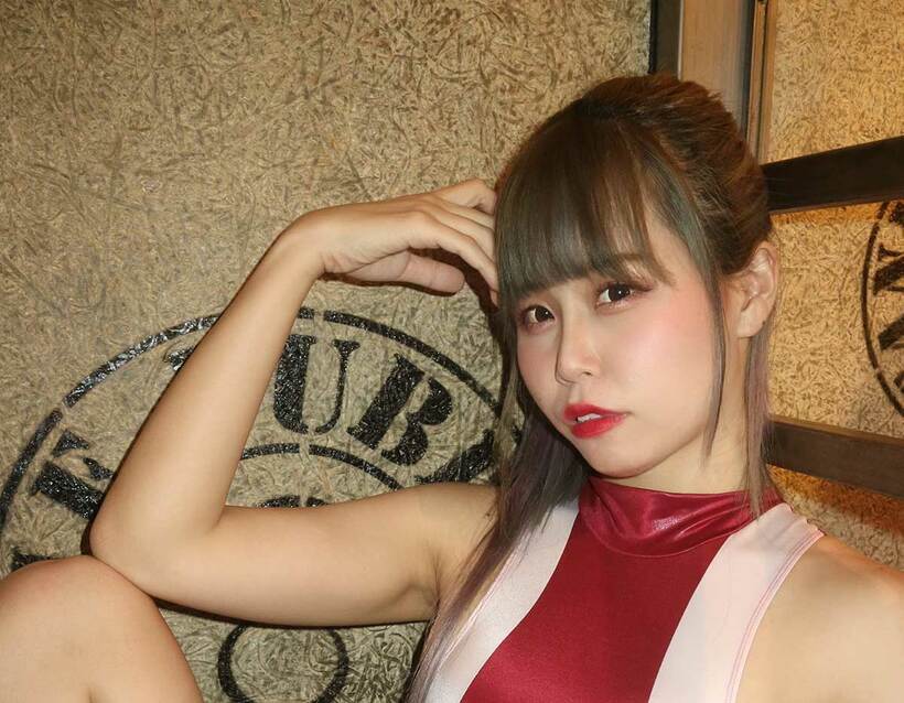  実話ナックルズの表紙とカラーページに登場した福永ありさ