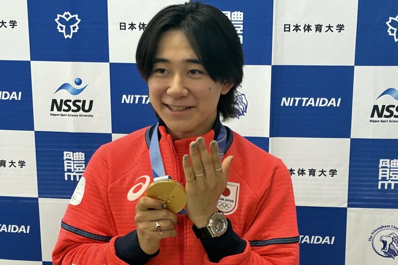 金メダルと結婚指輪を見せる戸塚優斗