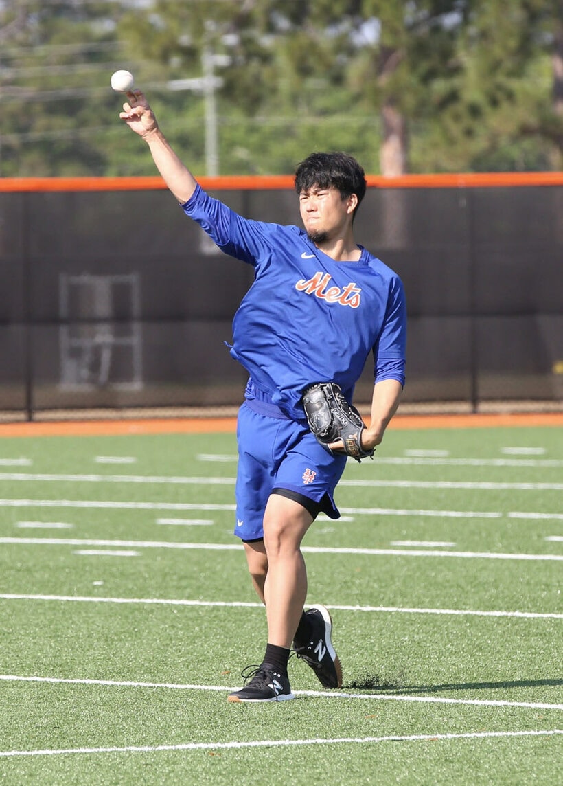 キャッチボールを再開した千賀（カメラ・カルロス山崎）