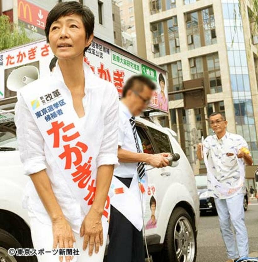 高樹容疑者（左）の参院選遊説には森山容疑者（右端）も同行していた