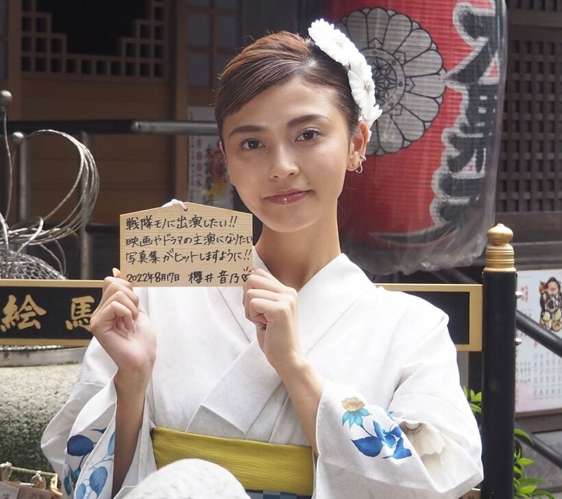  絵馬に願いを込めた櫻井音乃（東スポWeb）