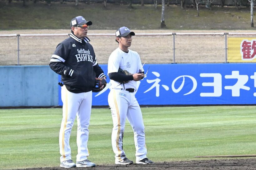 今宮(右)と話をする小久保監督