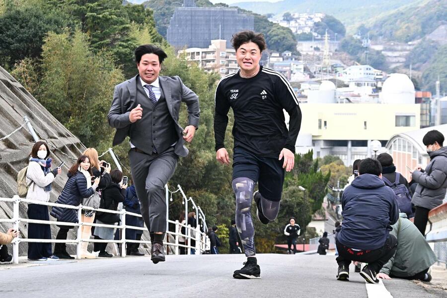 前田純と坂道ダッシュする鍬原広報(2025年1月)