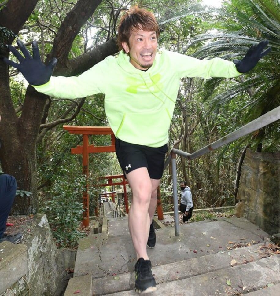  階段を上り終えた松田宣浩
