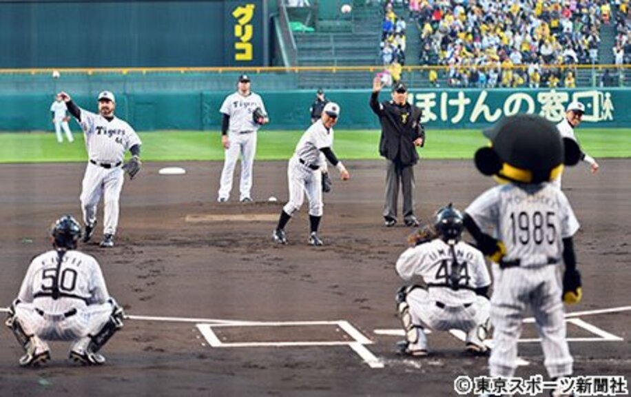 始球式を行う（左から）バース氏、掛布雅之氏、岡田彰布氏