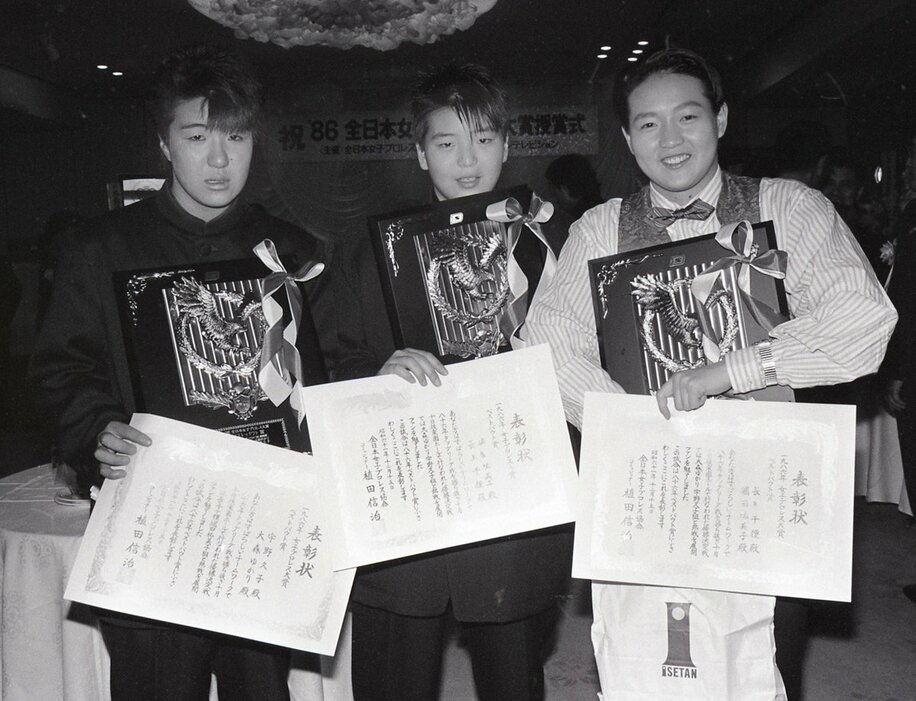 全日本女子プロレス大賞授賞式で（左から）北斗、堀田、長与千種（８６年１２月）