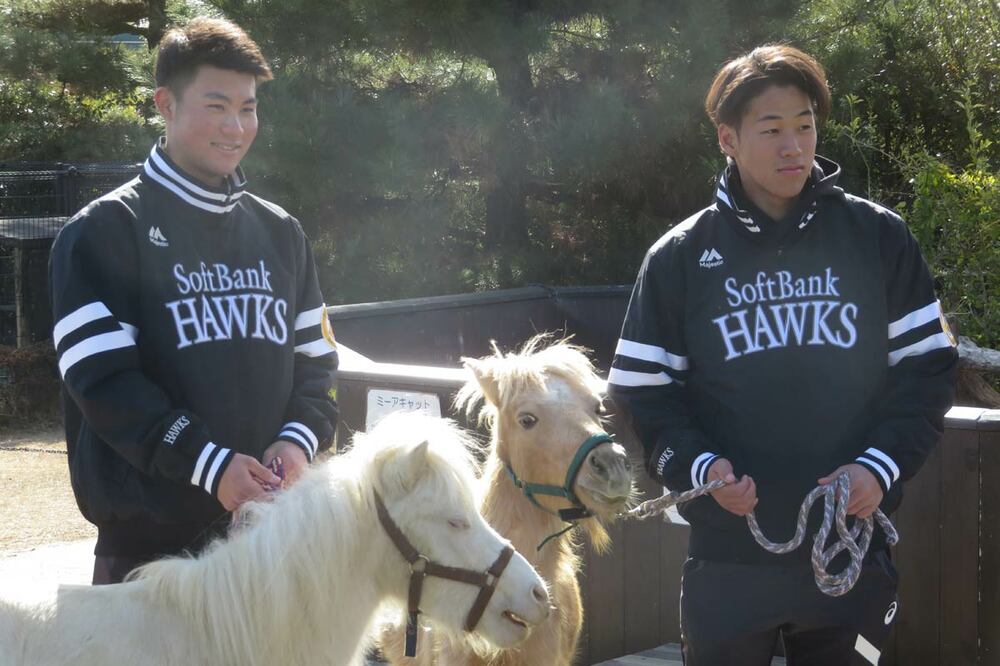 庄子雄大（左）と岩崎峻典