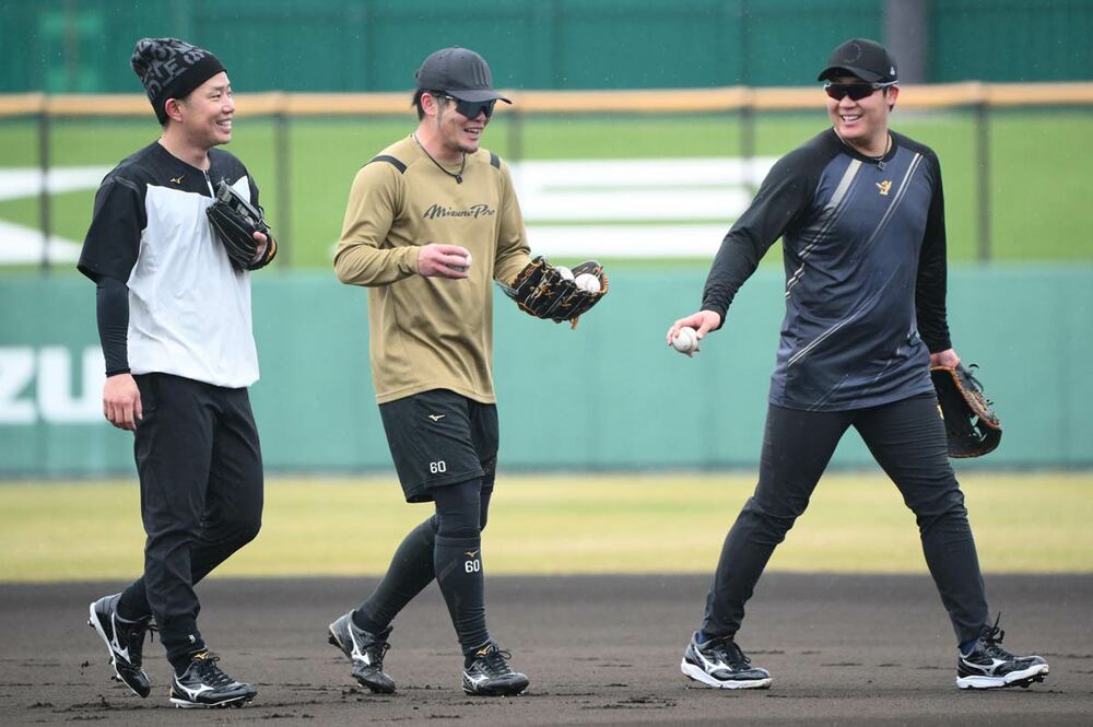 （左から）糸原健斗、小野寺暖、大山悠輔