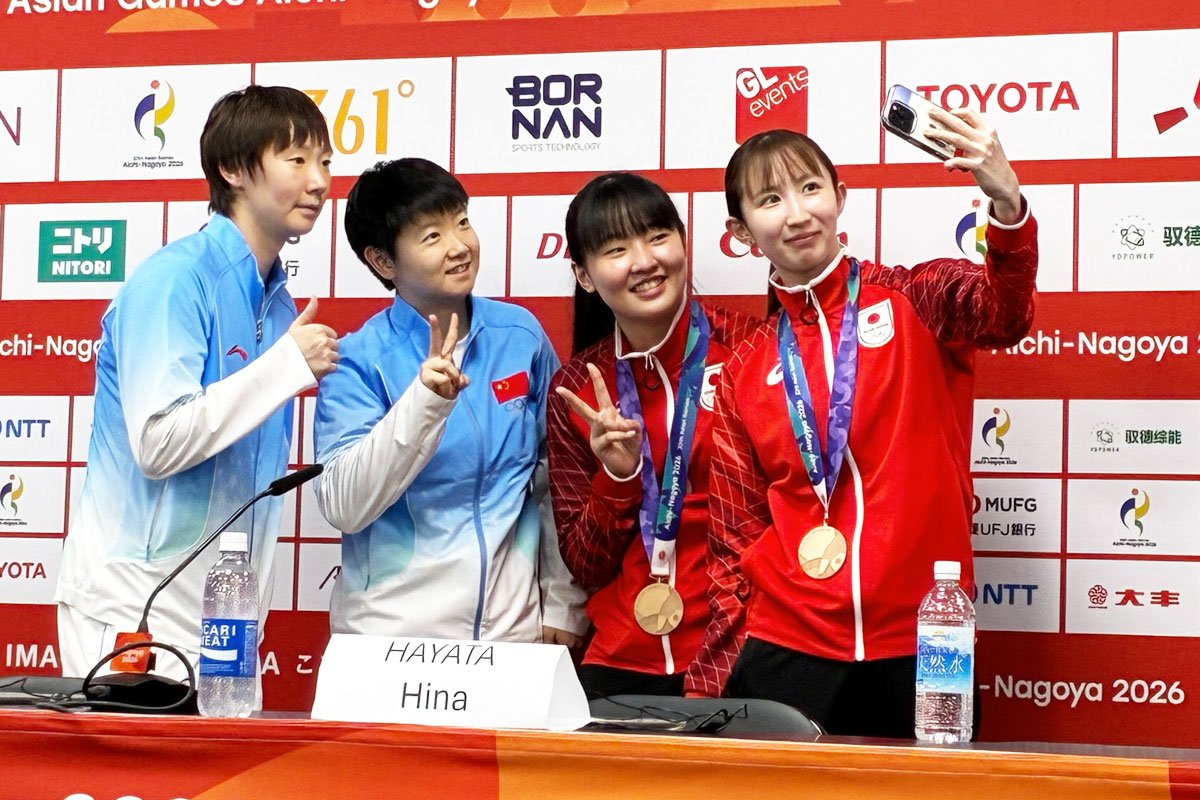 会見後に笑顔で自撮りをする(右から)早田ひな、張本美和、孫穎莎、王曼昱