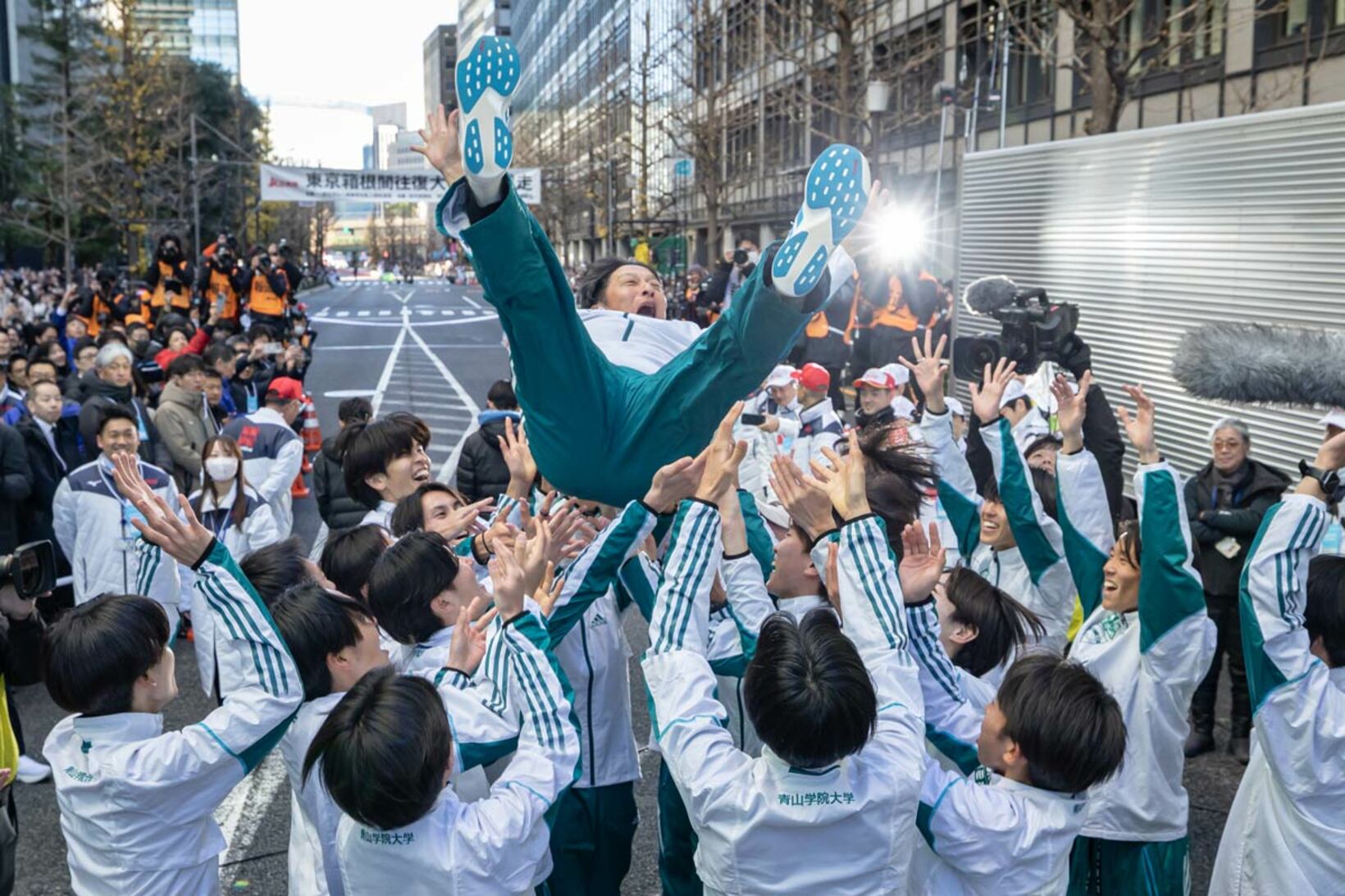 胴上げされた原晋監督の両足がきれいな〝Vサイン〟（代表撮影）