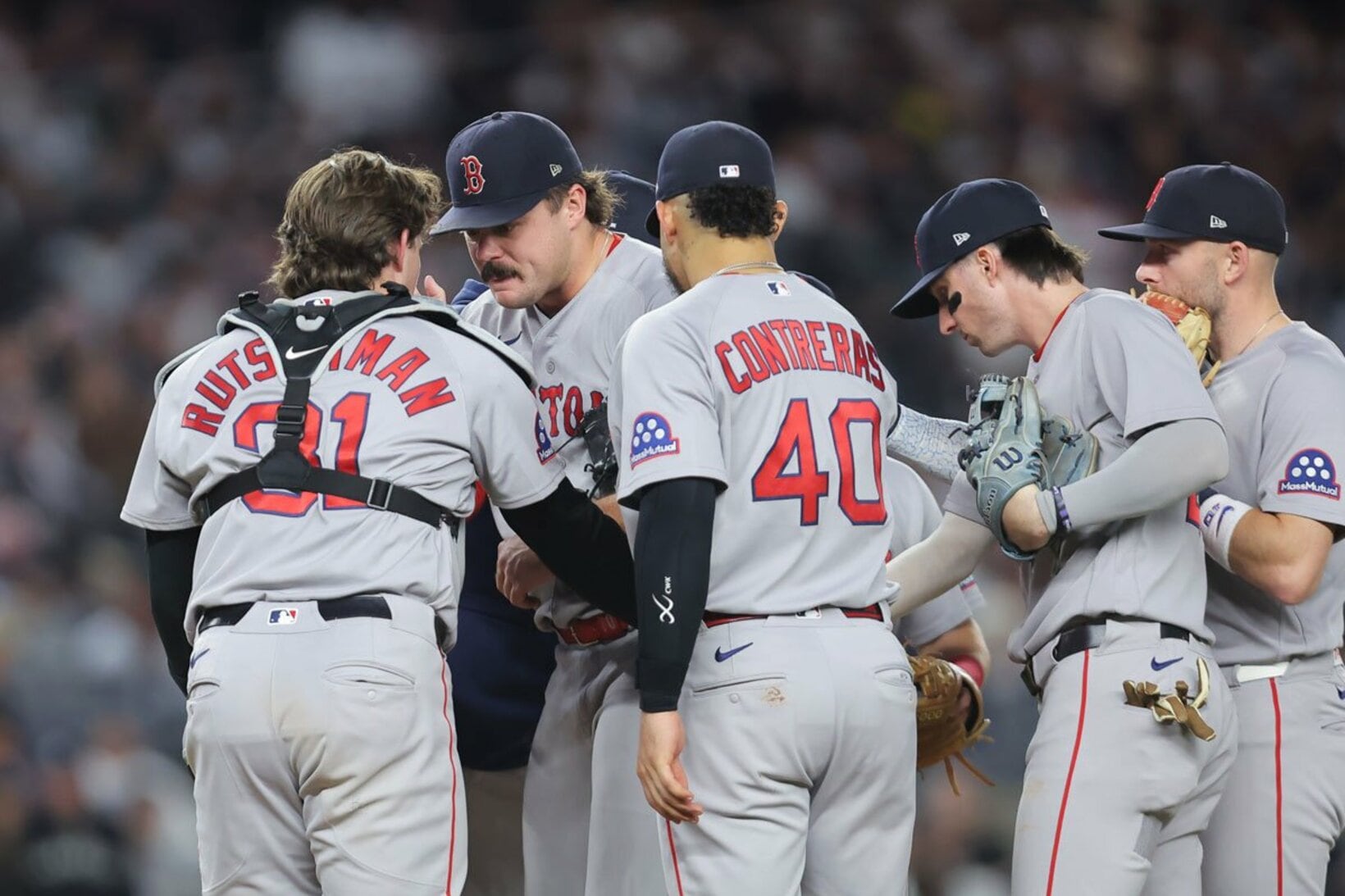 ５回に降板したペイトン・トーリ（左から２人目＝ロイター）