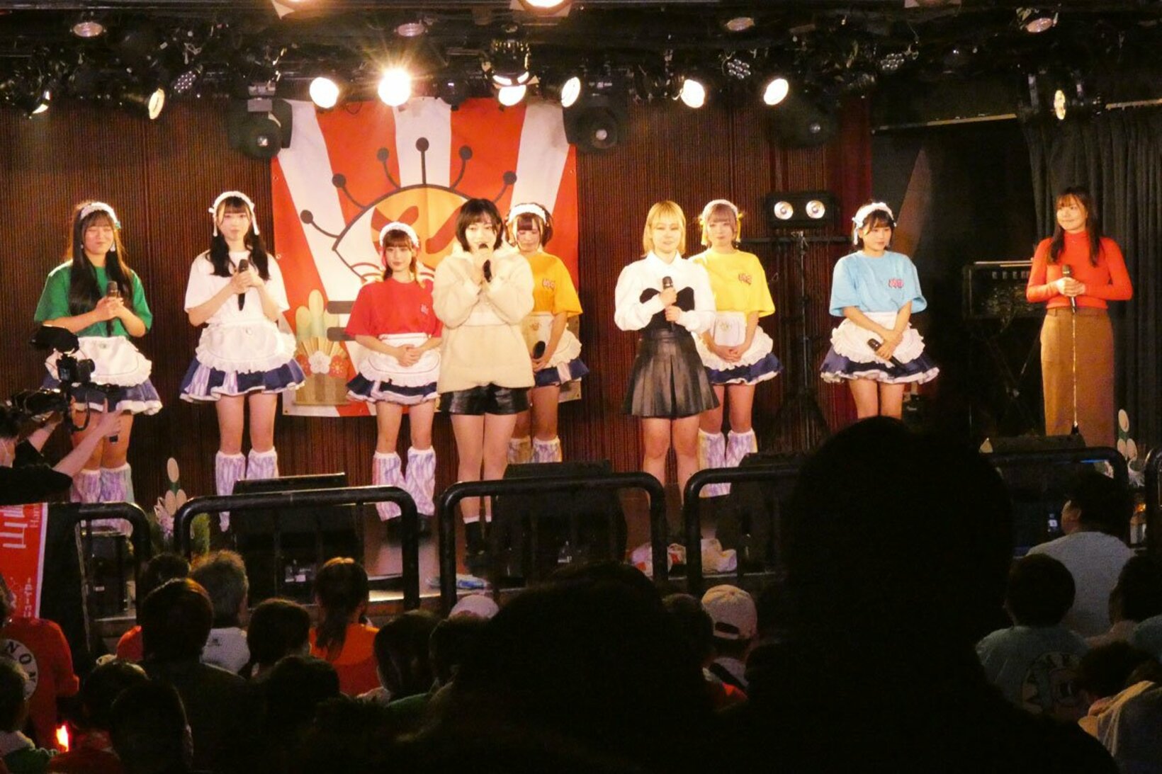 新メンバーの早乙女渚(前列左)と、きら(同右)