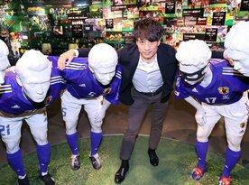  日韓Ｗ杯の展示コーナーで、自身のマネキン(右から２個目)の隣で円陣に加わる宮本恒靖理事（代表撮影）