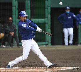  二塁打を放つ中日・阿部