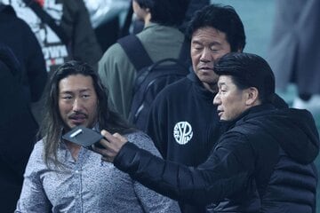 ２０２５年の新日本１・４東京ドーム大会で辻陽太と記念撮影する（当時の）三浦大輔監督、鈴木尚典コーチ