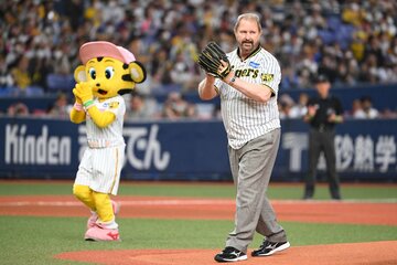 始球式をおこなったランディ・バース氏(右)