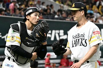 大関(右)とコミュニケーションをとる山本