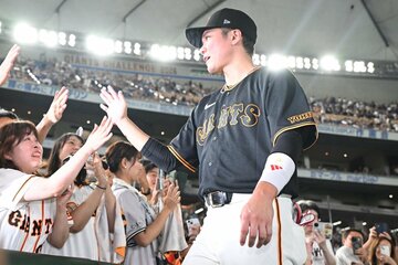 試合後、ファンとハイタッチをかわす巨人・坂本勇人