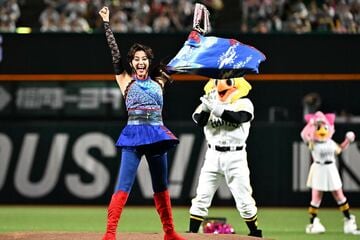 ガッツポーズの藤原紀香