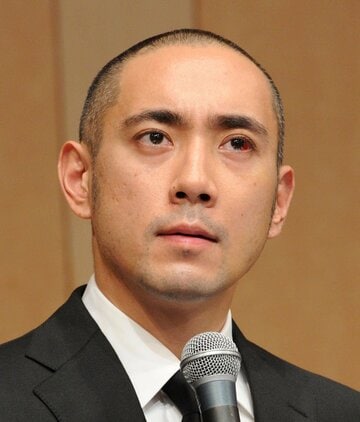 退院会見する市川海老蔵