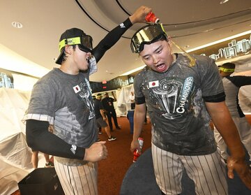 祝勝会で大谷(左)からシャンパンをかけられる村上
