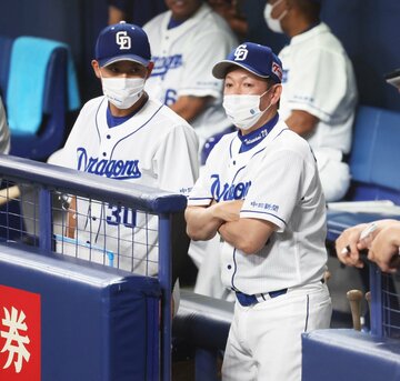  ベンチで腕を組む中日・立浪監督（東スポWeb）