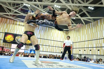 クラーク・コナーズ(左)に鋭いドロップキックを放つ藤田晃生