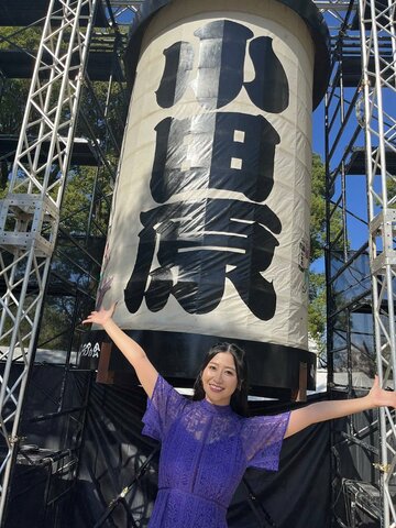 特大ちょうちんの前でポーズをとる門松みゆき
