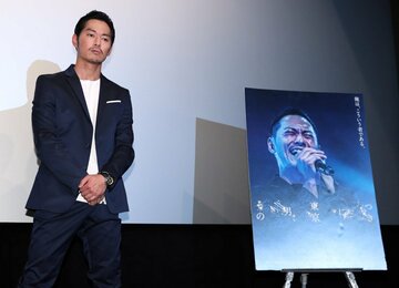  「その男、東京につき」公開記念舞台挨拶に登場した般若