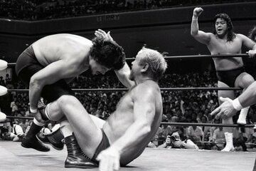 ドリー・ファンクJr.さん(中)にグラウンドで攻めていく谷津嘉章（1985年、右は長州力）