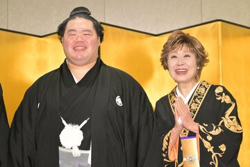 明生（左）と小林幸子