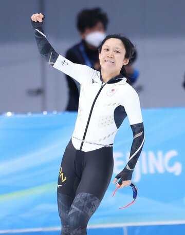  五輪レコードに拳をあげて喜ぶ高木美帆（東スポWeb）