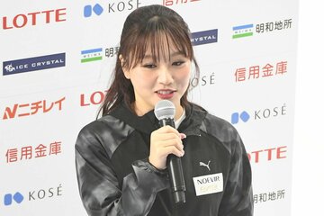 囲みに応じる樋口新葉