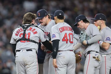 ５回に降板したペイトン・トーリ（左から２人目＝ロイター）