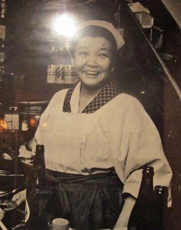  「小茶のおばちゃん」こと青柳フジさん。この時代の新宿の「顔」の一人だった（外波山氏提供）